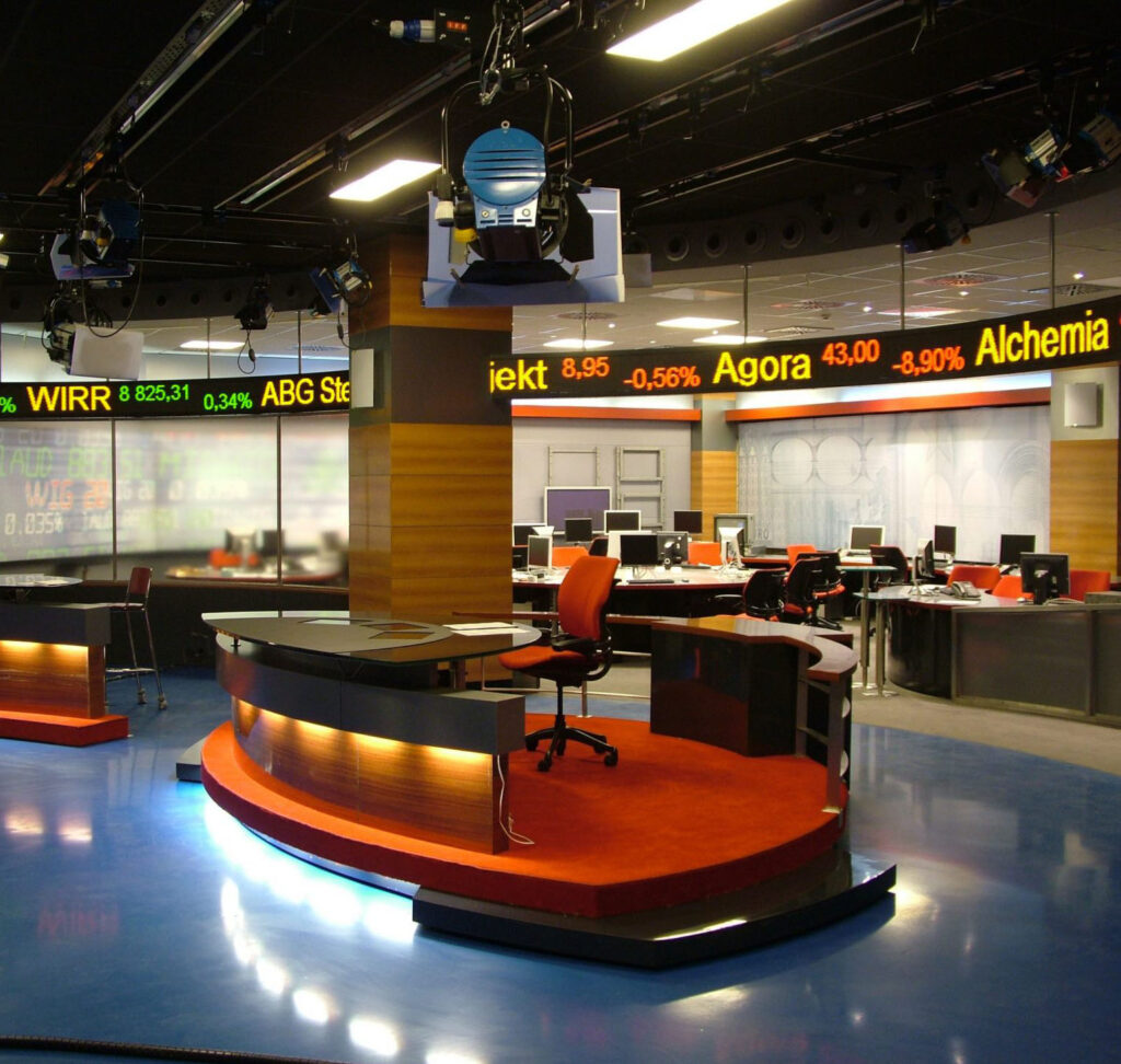 TVN 24 studio telewizyjne z systemem wyświetlaczy notowań giełdowych