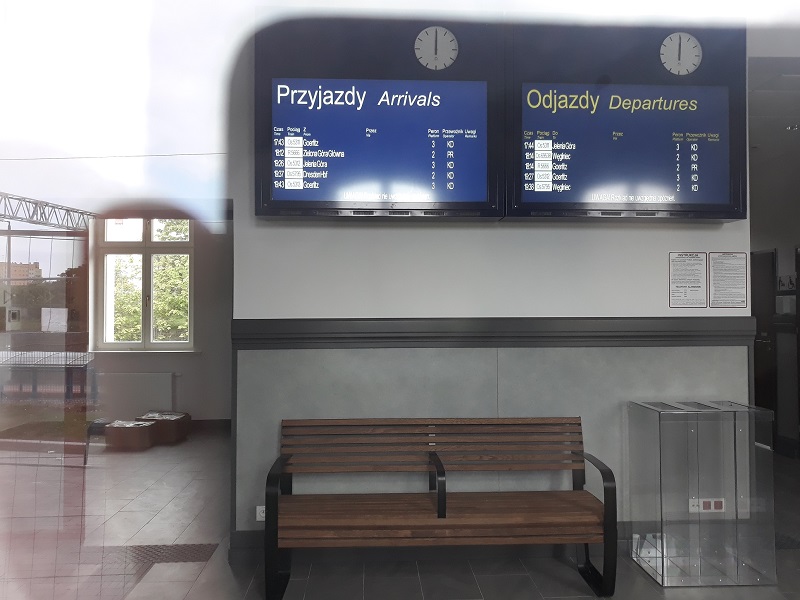 tablica informacji pasażerskiej na dworzec kolejowy